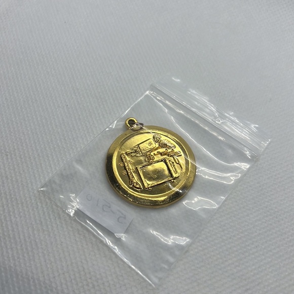 VINTAGE TECHNOLOGY TV PRODUCTION PENDANT CHARM GOLD TONE - Picture 9 of 10